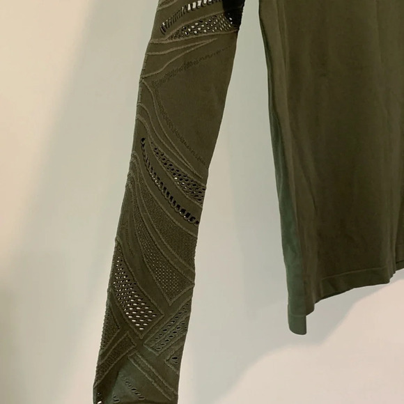 Fabletics - seamless fitness top, cutout details - Picture 4 of 7